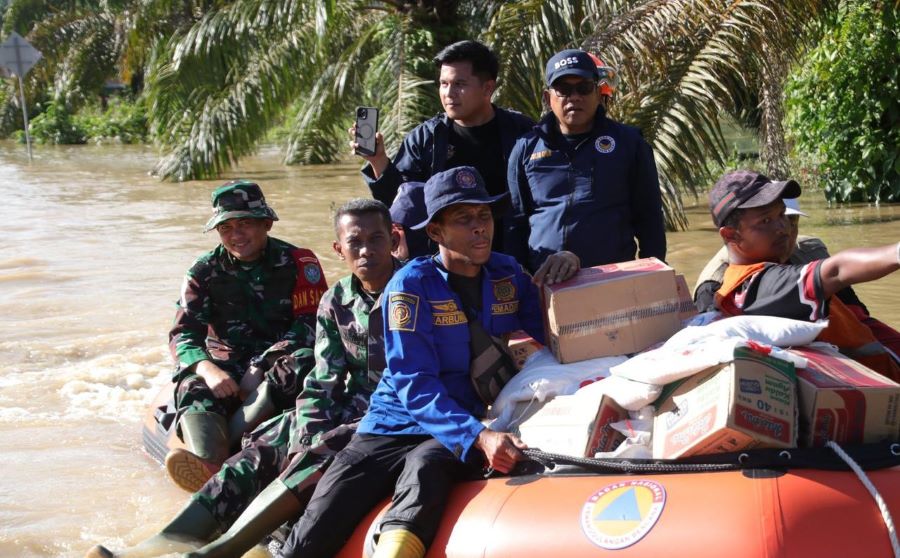 Muslim Ayub Serahkan Bantuan untuk Korban Banjir Aceh